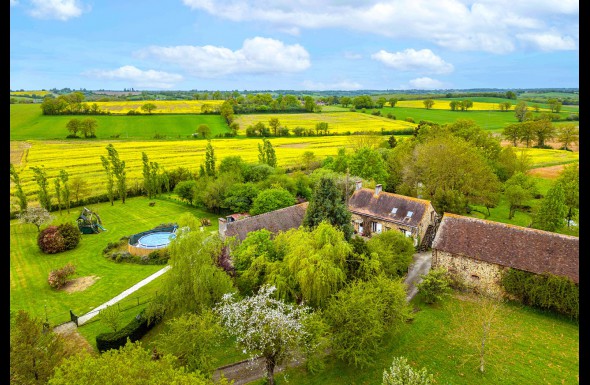 Deux maisons de charme, une grange, un étang sur 1,30 Hectares à la campagne